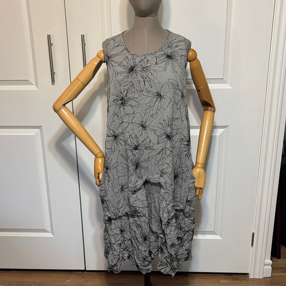 unbranded Dresses & Skirts - Sleeveless Gray Floral Crinkle Midi Dress - Relaxed Layered Style